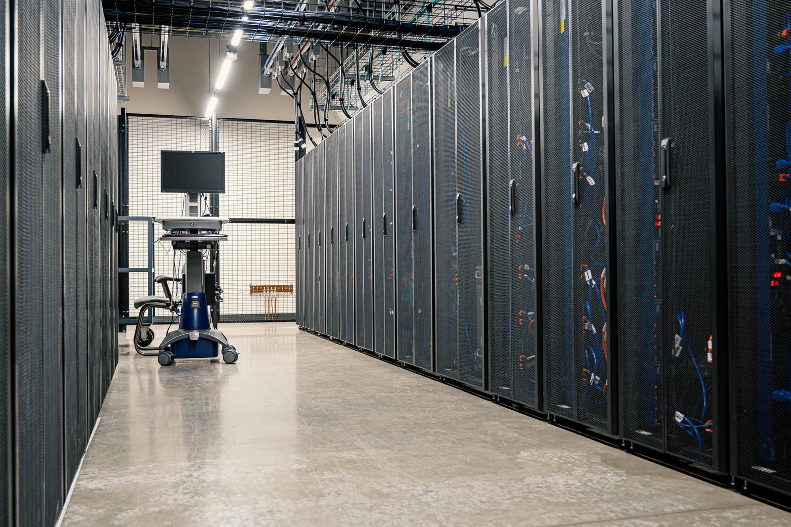 Corridoio di un data center con armadi rack e cablaggi di rete