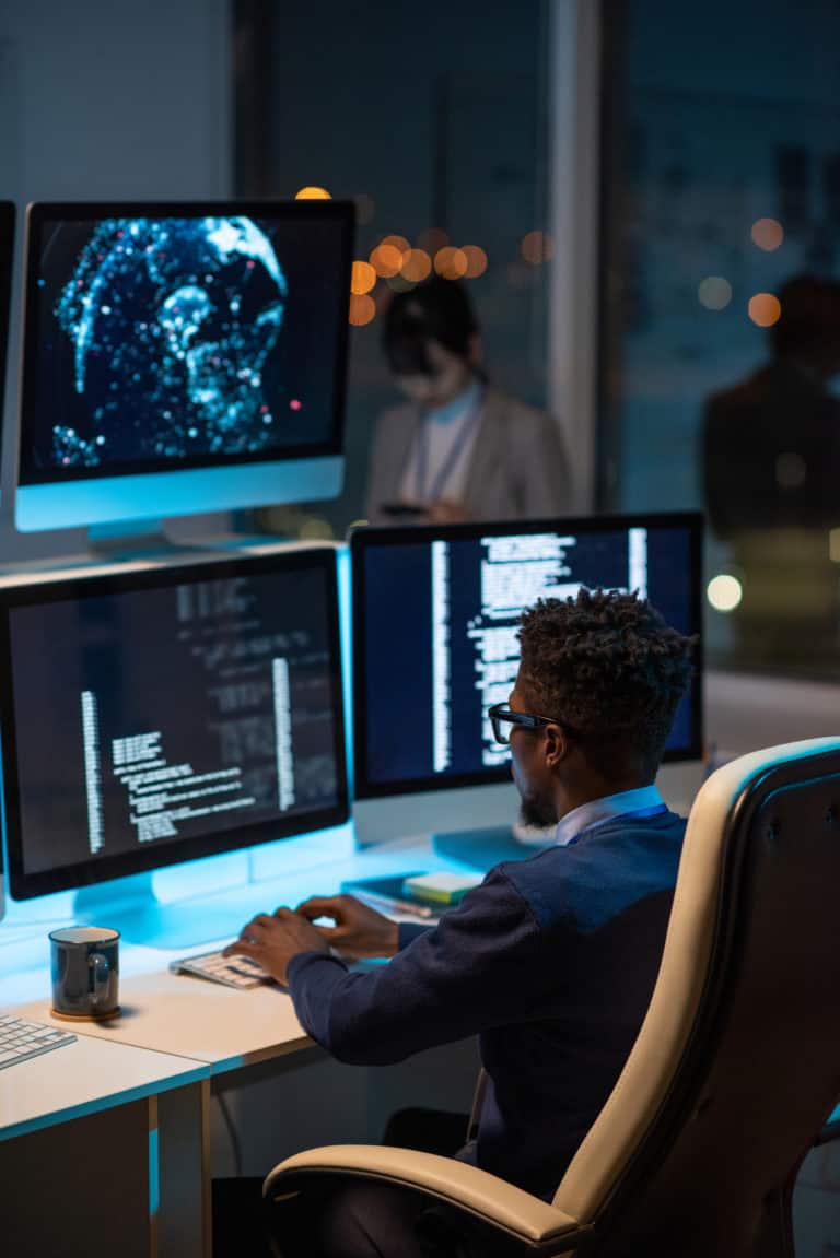 Sviluppatore con sistemi AI multi-monitor