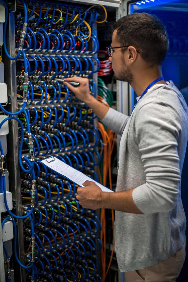 Tecnico al lavoro in sala server